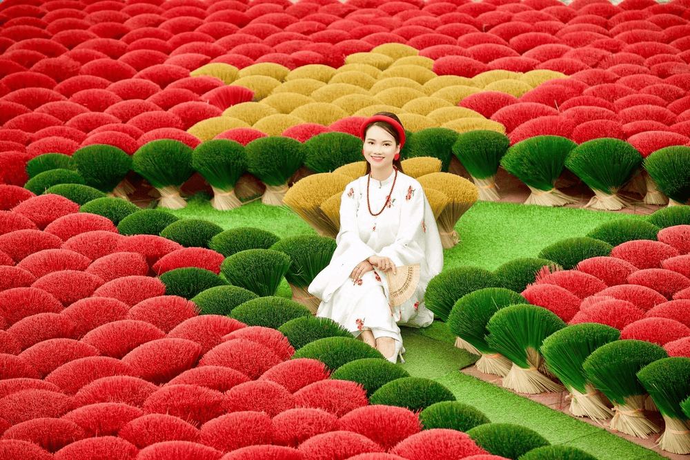 Chỉ cần thả d&aacute;ng nhẹ nh&agrave;ng l&agrave; bạn đ&atilde; c&oacute; ngay những bức ảnh đẹp (Nguồn:  Fanpage L&agrave;ng Hương Quảng Ph&uacute; Cầu)